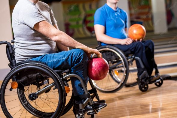 To personer i k&oslash;restole, der bowler i en klub.